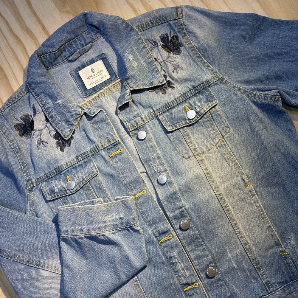 Jade & Ivory Large Women Blue Floral Embroidered Distressed Denim Trucker Jacket
